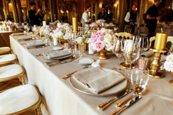 esküvői-dekoráció-menyasszony-rendezvény-dekoráció-elegáns-asztali-dísz