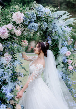 hortenzia-dekoráció-esküvői-virág-kapu-virágkapu-menyasszony-dekoratőr