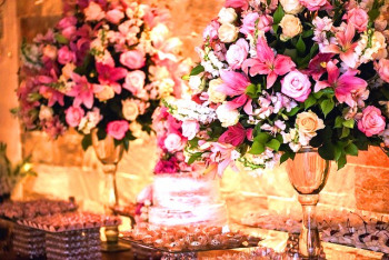 virágkompozició esküvőre, virág dekoráció, rendezvény dekoráció, ünnepi dekoráció kiállítás