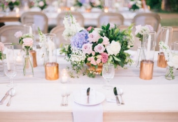 rendezvény-dekoráció-esküvői-dekoráció-virág-dekoráció-dekoratőr-asztali-dekoráció